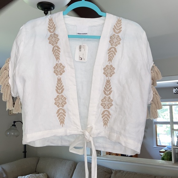 Brand new w/ tags white women’s tie blouse. Size M - Picture 4 of 6